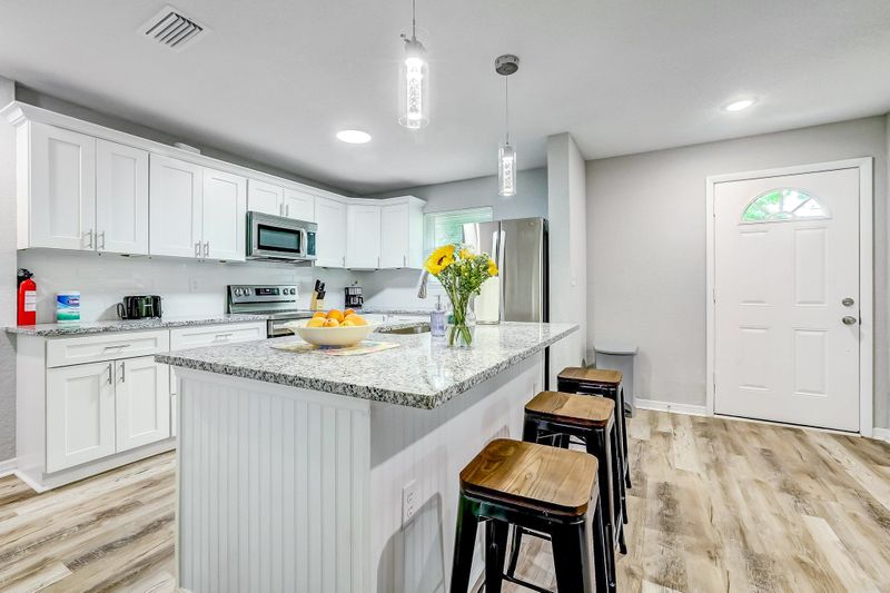 FIVE-STAR RATED HOST! Comfortable,  Modern,  Jacksonville House with Large Backyard. Feel free to plant a garden! (id. 3164)