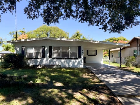Newly Renovated Home Near DT Orlando and public transportation! FREE WiFi and ALL Utilities Included (id. 20447)
