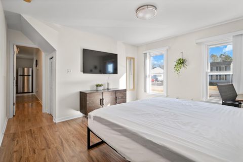 Comfortable & modern Chesterfield House with Dining area (id. 10184)