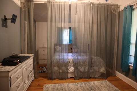 Live in Lakewood Heights (id. 38037)