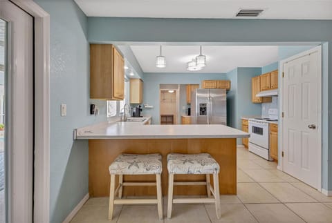 Modern  Resort Style Co-Living in Port Charlotte | ‍ Screened-In Pool Fully  Furnished Private Rooms  All Utilities Included. High Speed WiFi (id. 15588)