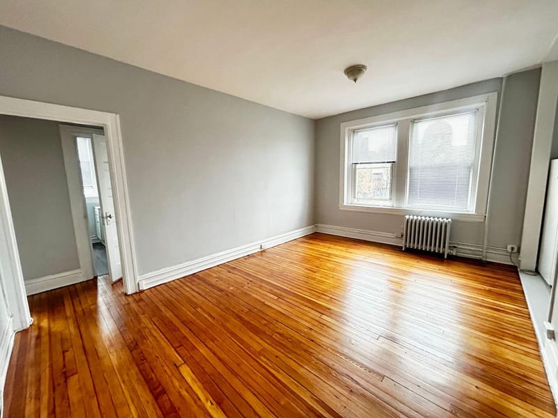 Comfortable & Spacious Corner Apartment with Dining Area & TVs (id. 15723)