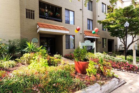 roommates in Washington Master Bedroom with Bath Sublet - cirtru.com