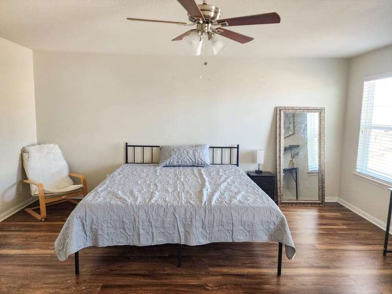 New Spacious Room in Manor, TX!  Beautiful Furnished Rooms  | Near Tesla, Amazon, Samsung Taylor | All Utilities Included |  Top Rated Host (id. 18131)