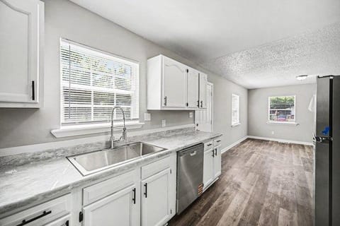 roommates in Undisclosed, Charlotte, NC 28216 Newly Updated Home  Minutes to Uptown Charlotte (id. 39985) - cirtru.com