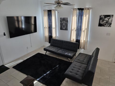 Homey & beautiful Irving Townhouse with Living room (id. 11002)