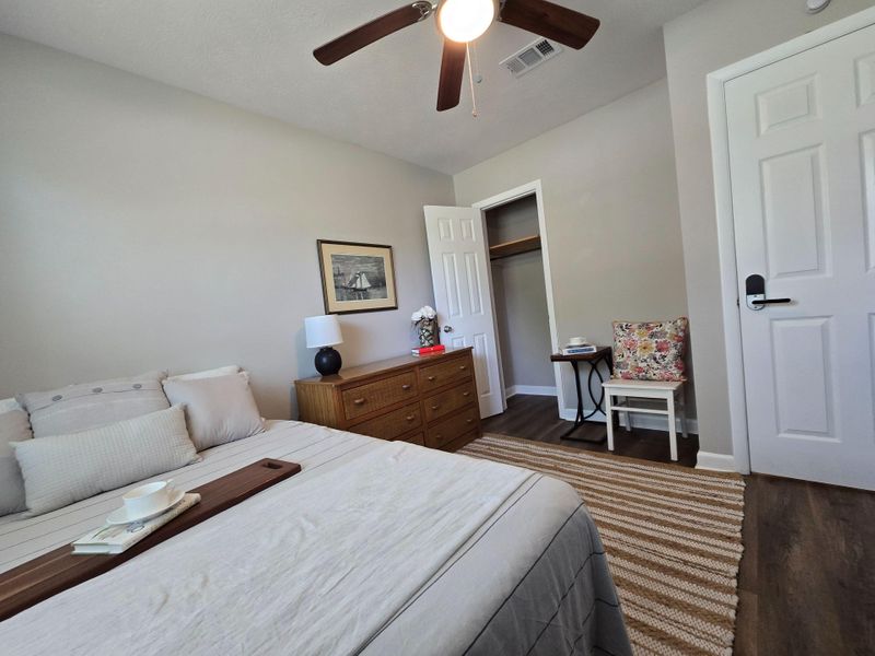 Fully Renovated May 2026 | Work Desk & Chair in Every Room | Smart Locks | Ceiling Fans | On-Site Laundry | Winn-Dixie & Cedar Hills Shopping Minutes Away (id. 20955)