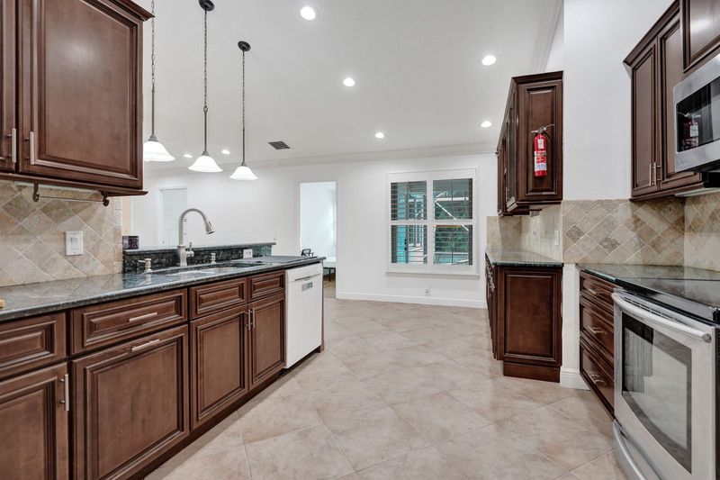 roommates in Undisclosed, Port St. Lucie, FL 34983 Low Move-In fee! All Utilities Included! Free Fast Wi-Fi ! Smart Lock Rooms!  Plenty of Private Parking ! Affordable and Spacious Co-Living Home in Port Saint Lucie (id. 18025) - cirtru.com