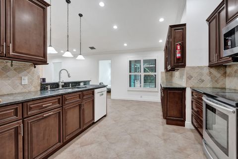 Low Move-In fee! All Utilities Included! Free Fast Wi-Fi ! Smart Lock Rooms!  Plenty of Private Parking ! Affordable and Spacious Co-Living Home in Port Saint Lucie (id. 18025)