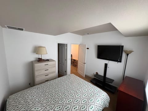 roommates in Undisclosed, Centennial, CO 80015 Premium Room + Private Bath | Maid Service | Aurora 80015 (id. 46012) - cirtru.com