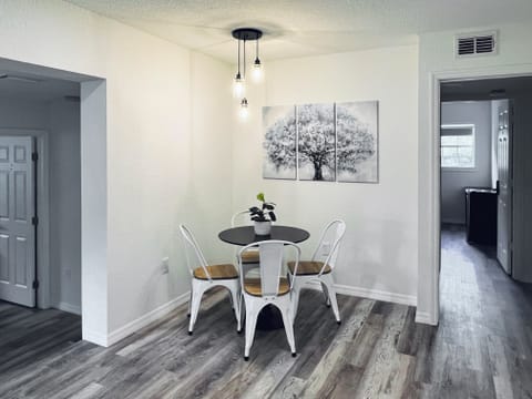 Newly Renovated Fruitland Park House, 3 minute walk to bus stop. (id. 3340)