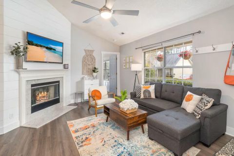 Cute bungalow in convenient Durham Neighborhood ~ Wifi, Laundry, & Cleaning included!! (id. 9999)