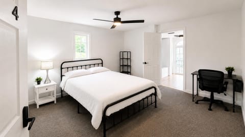 Clean & Cozy Living |  Fast Wi-Fi |   "Large Room with Private Bathroom Available (id. 41147)