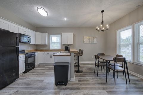 Modern & comfortable Adairsville House with Patio and dual laundry and coffee bars. (id. 6888)