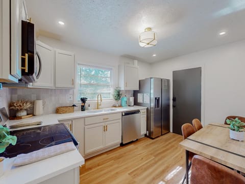 roommates in Undisclosed, Decatur, GA 30032 BRAND NEW  Very clean & newly updated Decatur property with Smart TVs  & mini fridges  in every room! (id. 29100) - cirtru.com