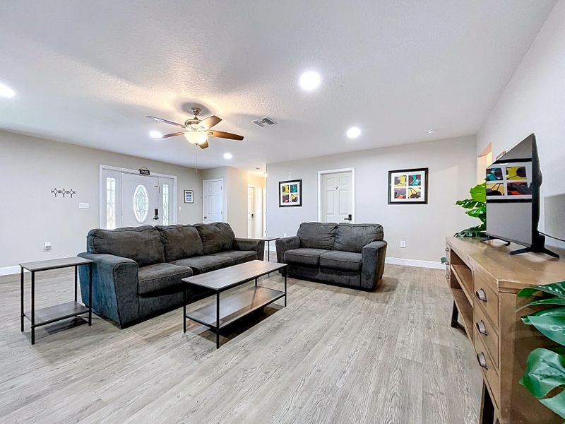 roommates in Undisclosed, Lakeland, FL 33815 Affordable Furnished Room Near Lakeland Regional & Downtown - All Inclusive Living (id. 32194) - cirtru.com