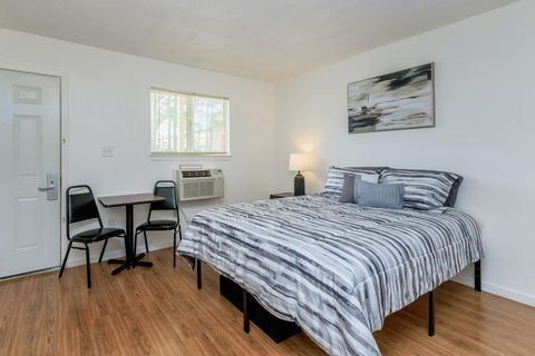 Live ALONE - No Roomates at Cumberland Lodge! Newly renovated studio units! (you really write whatev (id. 16043)