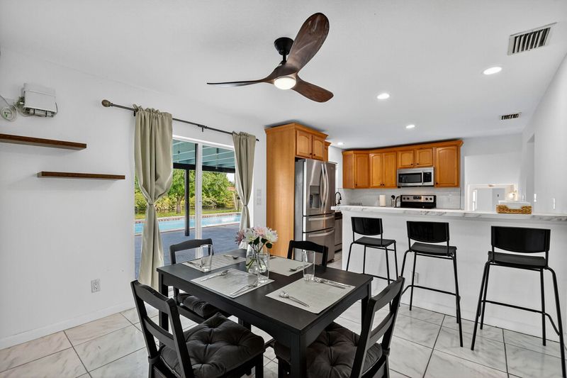 roommates in Undisclosed, West Palm Beach, FL 33407 Waterfront Oasis with Pool in West Palm Beach – Cozy, Bright & Perfect Location! Welcome your Home!. (id. 19398) - cirtru.com