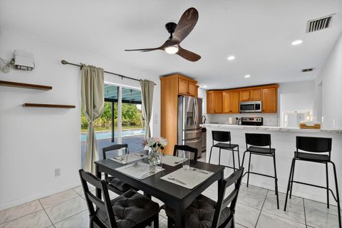 Waterfront Oasis with Pool in West Palm Beach – Cozy, Bright & Perfect Location! Welcome your Home!. (id. 19398)