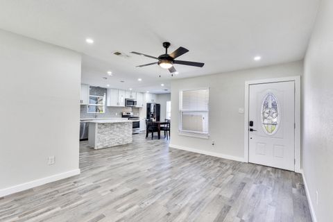 Newly-renovated & modern Austin House with Patio or porch (id. 6613)