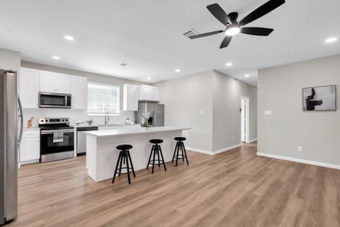 roommates in Undisclosed, Houston, TX 77051 Modern CoLiving Oasis | Private Rooms with Bath, TV, Desk, A+ Host Support! (id. 17944) - cirtru.com