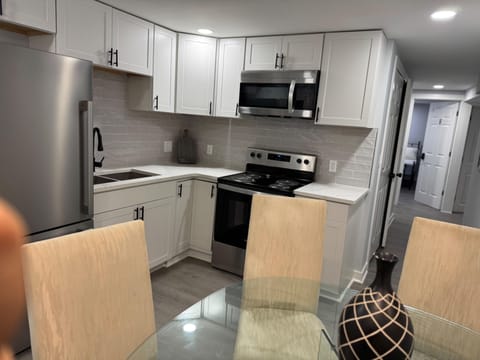 Recently renovated shared house with all-new appliances and stylish finishes. (id. 15906)
