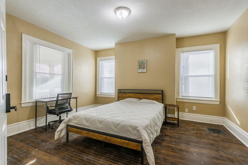 SUPER HOST  Hyde Park! Newly renovated and spacious downtown KC house (id. 9500)