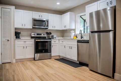 Beautiful & Modern Maitland House with Renovated Kitchen & Dining Area (id. 4755)