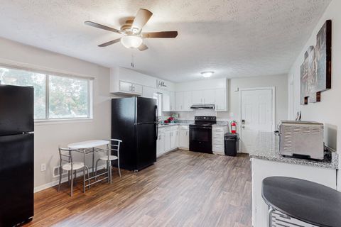Spacious & Newly-Remodeled Pinemark Home | No Move-In Fee  | Driveway & Street Parking  | Free Wi-Fi  | Heating & Cooling  | In-Unit Washer & Dryer  | 5 Nearby Bus Stops  | Close to Transit & Everyday Amenities (id. 1392)