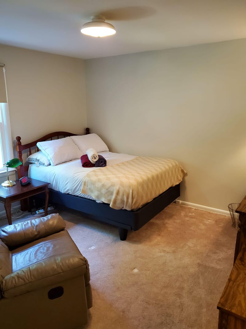 Kensington, MD - Montgomery County | Private Bedroom, Bathroom & Living Room 2nd Floor Suite! (id. 37721)