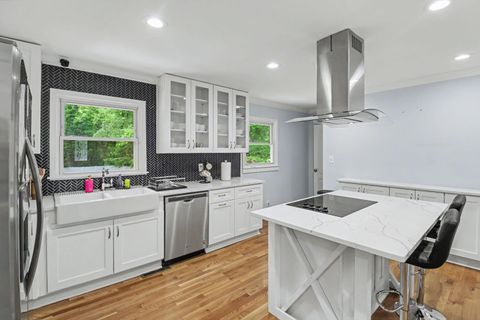 Fully Renovated  2 Full Kitchens | SmartTV  Desk & Minifridge  in Rooms | Fresh Shannon Park Home (id. 32020)