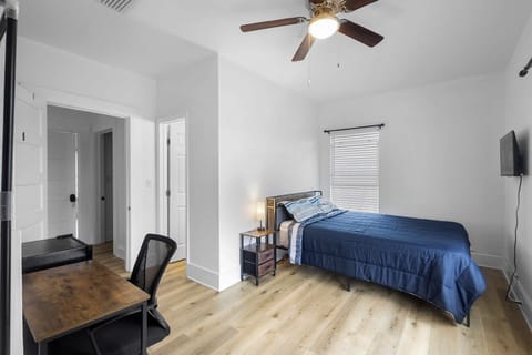 Affordable rooms for rent in a spacious Lakeland home . Each room has its own private bathroom (id. 17121)