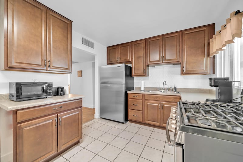 HOUSE WITH ONLY 5 ROOMS SO YOU WON'T FEEL CROWDED! SUPERHOST!  Close to Abrazo Central Campus, light rail, Target, Walmart, Fry's, fastfoods (id. 9761)