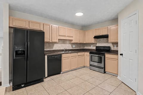 Modern, Newly Renovated & Spacious home in Douglasville! (id. 41230)
