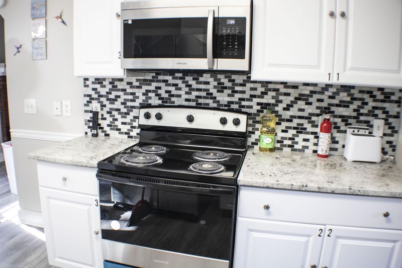 NEW Fully Renovated Columbus House
Modern, spacious bedrooms with  mini fridge &  TV included. Relax on the porch . Perfect for long-term tenants! (id. 10533)