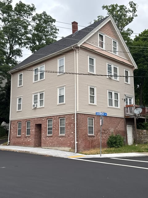 Entire Place 4Bed.1Bath