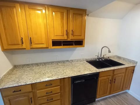 Falcon Home,  5 br,  2000 sqft, 6 parking , 3 bath,  washer/dryer, full kitchen, backyard, firepit, (id. 42509)