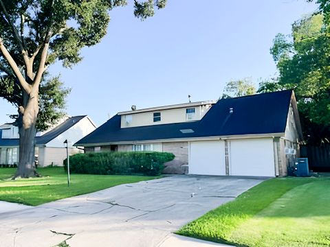 Large 9-Bed Sharpstown Home – 1 Block to Transit, 1 GB Fiber, Spacious Living (id. 8839)