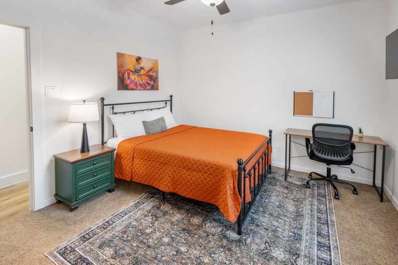 Private Bedroom with En-Suite Bath  | Gated Modern Home  Safe & Comfortable Living • Easy Access to 610, I-45 & Beltway  Convenient Location Near Work, Shopping & Dining (id. 21836)