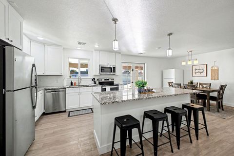Backyard Oasis  with Pool, Large Bedrooms, Quiet tree lined street in Mesa. Near light rail (id. 26362)