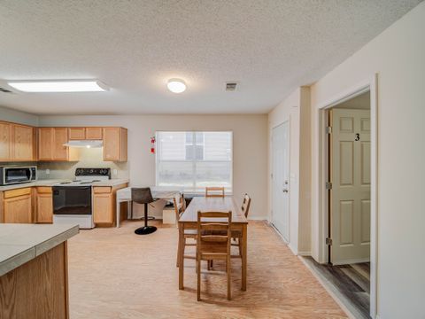 Desirable locationIn a quiet low traffic street, close to public transportation and highway 35E. Fully stocked kitchen and high speed Wifi! (id. 3952)