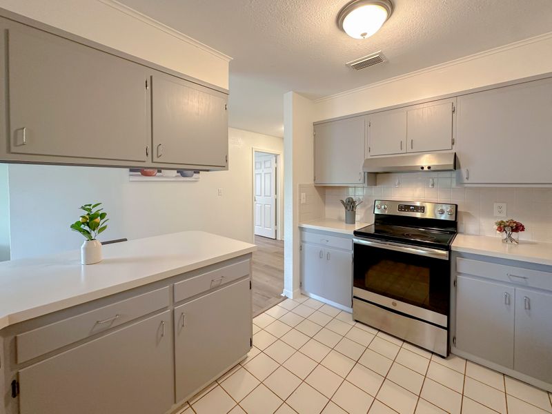 Newly-renovated & spacious St. Petersburg Duplex / Multiplex with Dining area (id. 8108)