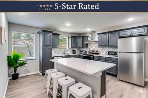 Newly Renovated |  5-Star Rated |  4 Min Walk to Bus Stop | Dual Fridges |  Workspace in Every Room |  Monthly Cleaning |  Fully Furnished |  Prime Location (id. 17811)
