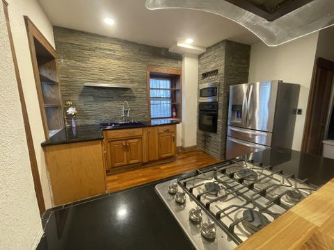 Huge Renovated KC Home, Next to Bus Stop (id. 10972)