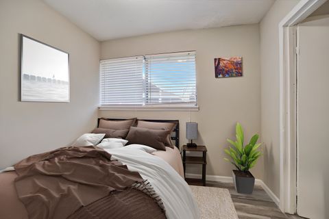 Modern & Comfortable Houston Home | Fully Furnished, Secure, and Convenient | Free Wi-Fi , Monthly Cleanings , and Bus Stops Nearby (id. 1660)