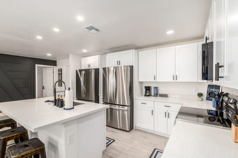 FLASH SALE DISCOUNTS ONLY thru Friday 6/12.  Expect 5 Stars!! G Fiber WiFi Speed in a modern, gorgeous, comfy living with a caring, communicative host. Members get Sam's Club membership benefits too. (id. 18612)