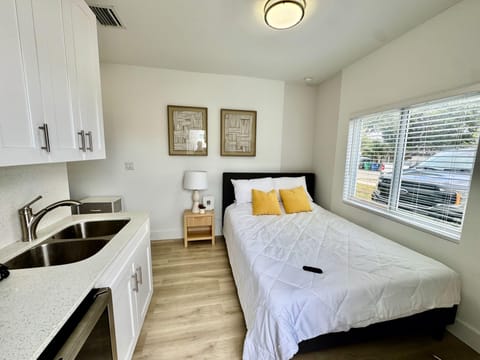 Private Entry Studio w/ Patio, Kitchenette & Full Bath – Miami (id. 30587)