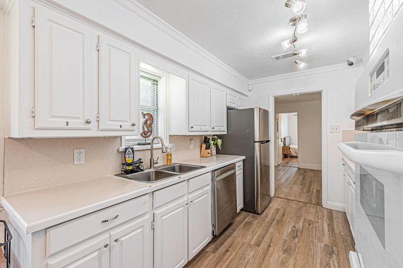 Modern and Stylish Rooms in Beautiful Garland Home (id. 15411)