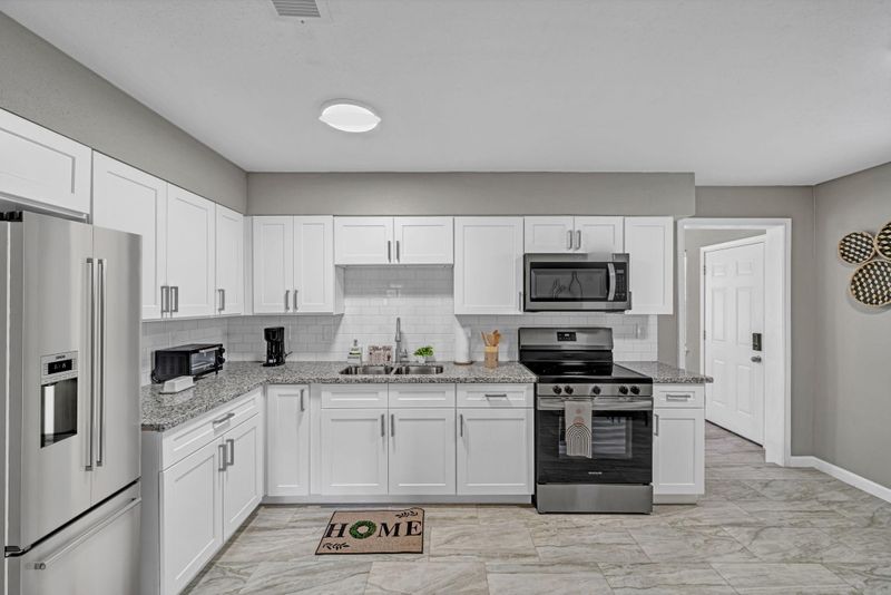 roommates in Undisclosed, Texas City, TX 77590 Renovated Texas City Room | Full-Size Bed, Smart TV, Workspace, Laundry & Parking (id. 9586) - cirtru.com