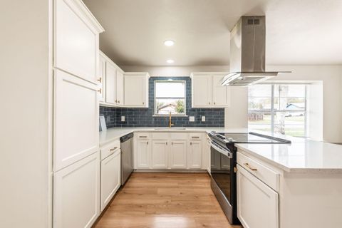 Beautifully Updated Home | Spacious Living & Secure Environment (id. 31025)